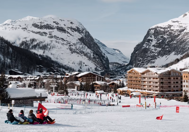 Luge sur le frond de neige