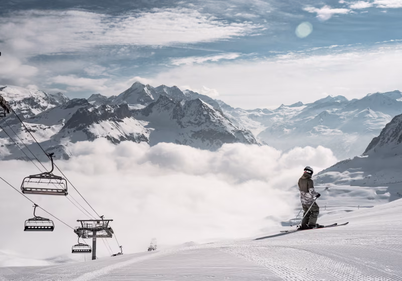 Skieur au dessus des nuages