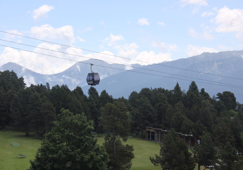 FontRomeu_ Télécabine AirelleExpress avec vue du golf_@OTFR
