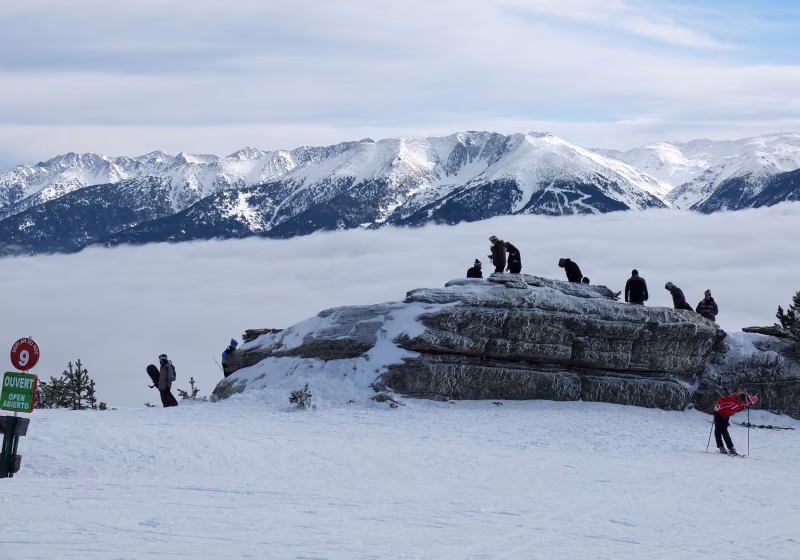 FontRomeu_Rocher du Roc de la Calme avec mer de nuages_@OTFontRomeu