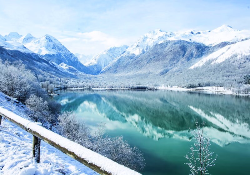 Lac vue sur la vallée enneigée